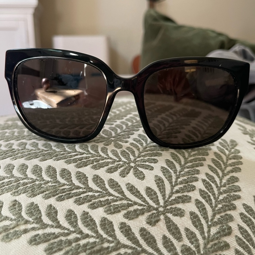 🧡Tory Burch🧡 Black Sunglasses with Bold Orange Case - Picture 3 of 9